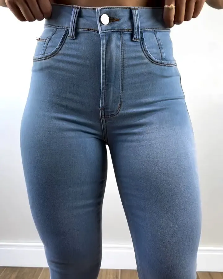 Hellblaue Skinny-Jeans mit Super-Stretch-Material und Po-Push-up-Effekt