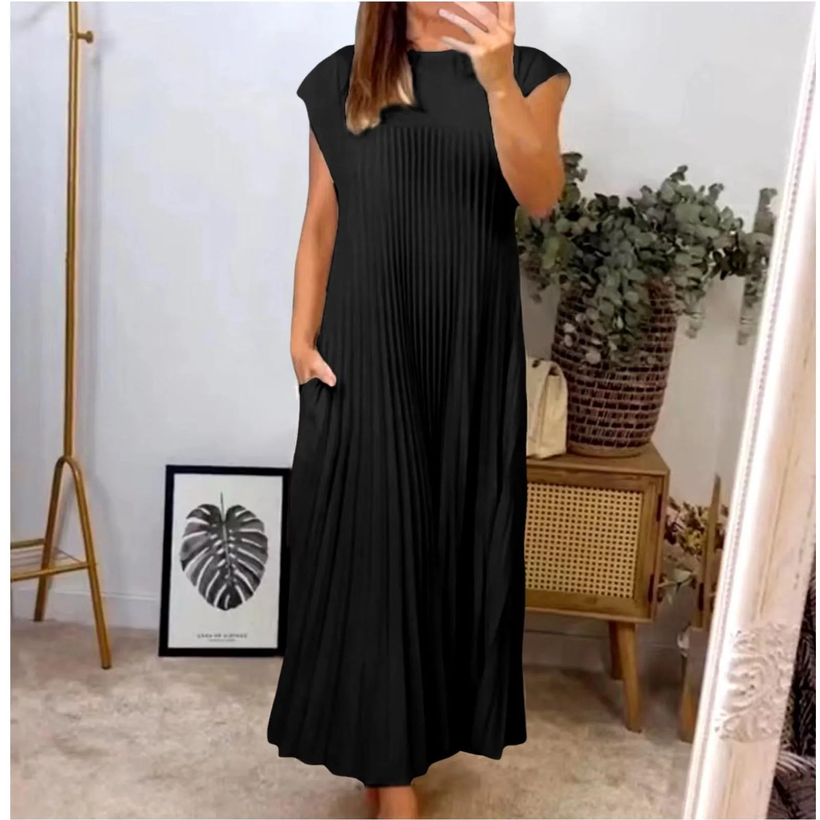 O-Neck sleeveless pleated elegant dress.